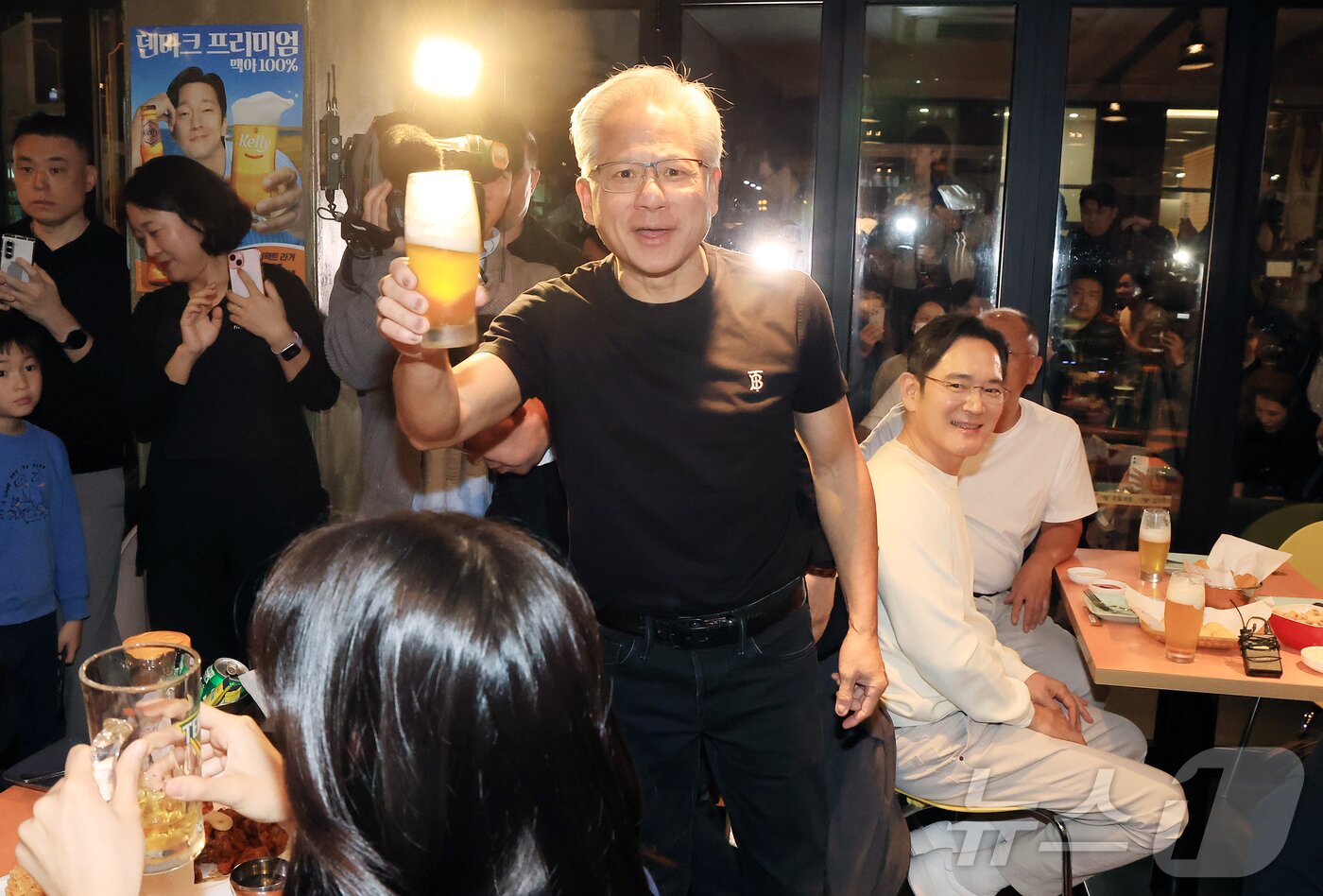 본문 이미지 - 젠슨 황 엔비디아 최고경영자(CEO)가 30일 오후 서울 강남구 삼성역 인근 깐부치킨 매장에서 이재용 삼성그룹 회장, 정의선 현대차그룹 회장과 치킨 회동 중 내부 손님들과 잔을 부딪히고 있다. 2025.10.30/뉴스1 ⓒ News1 김진환 기자