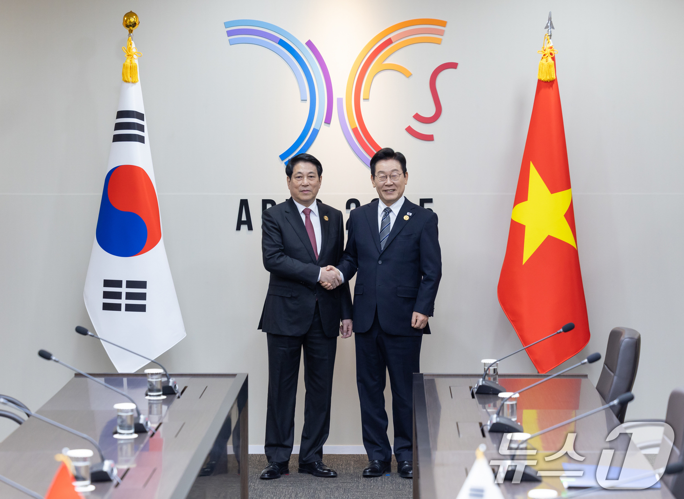 (서울=뉴스1) 허경 기자 = 이재명 대통령과 르엉 끄엉 베트남 국가주석이 30일 경북 경주 APEC 정상회의장에서 열린 한-베트남 정상회담에 앞서 악수하고 있다. (대통령실 제공 …