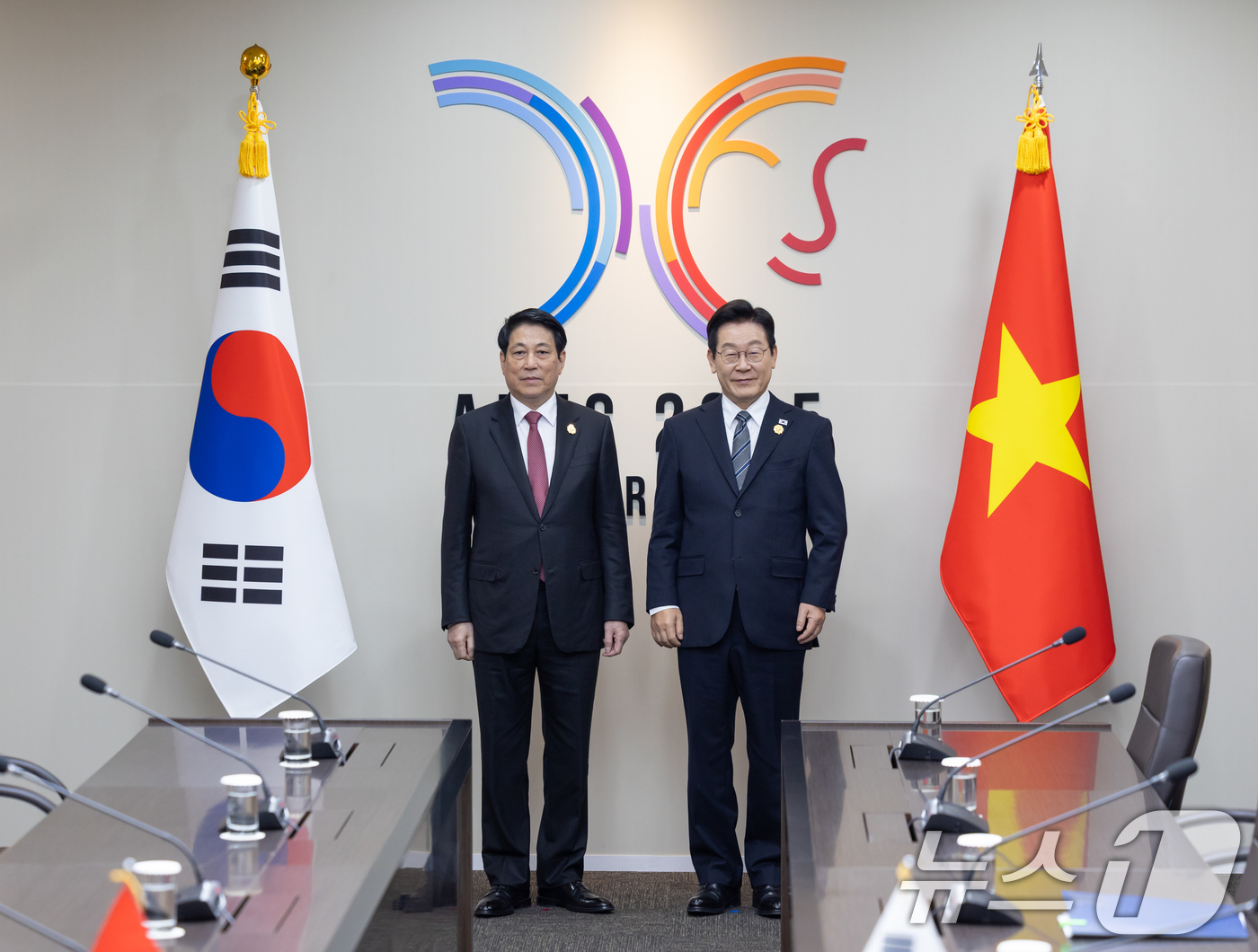 (서울=뉴스1) 허경 기자 = 이재명 대통령과 르엉 끄엉 베트남 국가주석이 30일 경북 경주 APEC 정상회의장에서 열린 한-베트남 정상회담에 앞서 기념촬영을 하고 있다. (대통령 …