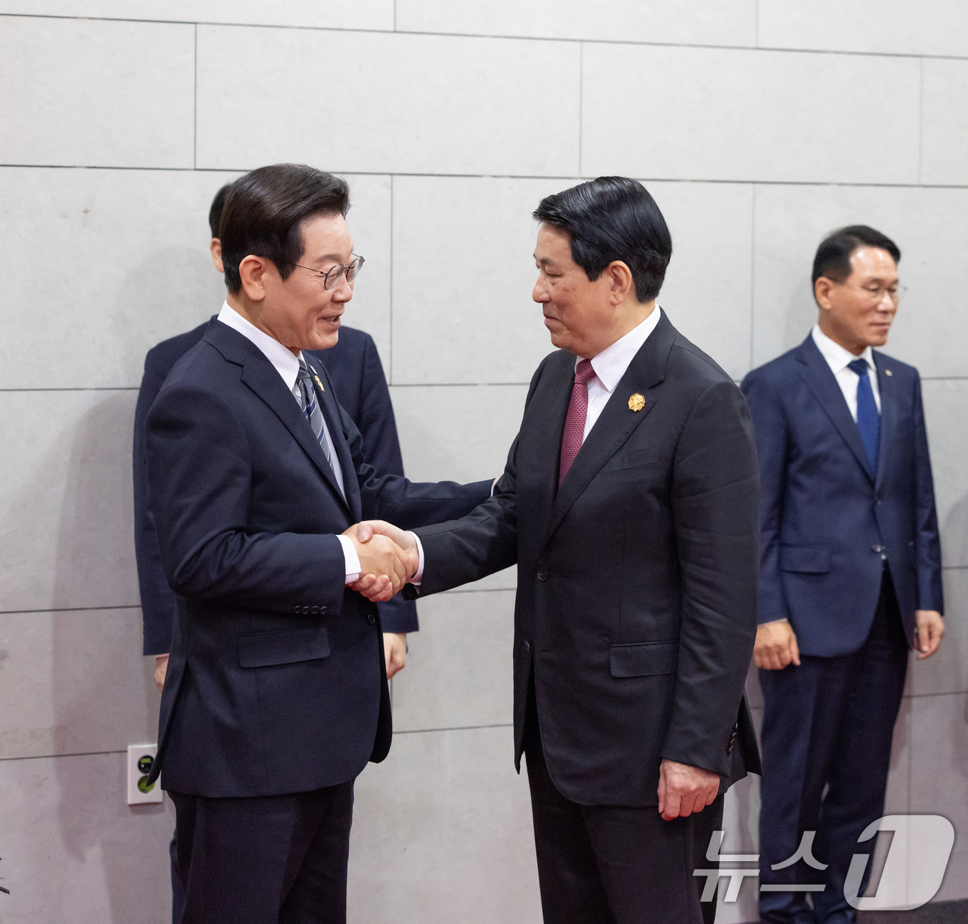 (서울=뉴스1) 허경 기자 = 이재명 대통령과 르엉 끄엉 베트남 국가주석이 30일 경북 경주 APEC 정상회의장에서 열린 한-베트남 정상회담에 앞서 악수하고 있다. (대통령실 제공 …