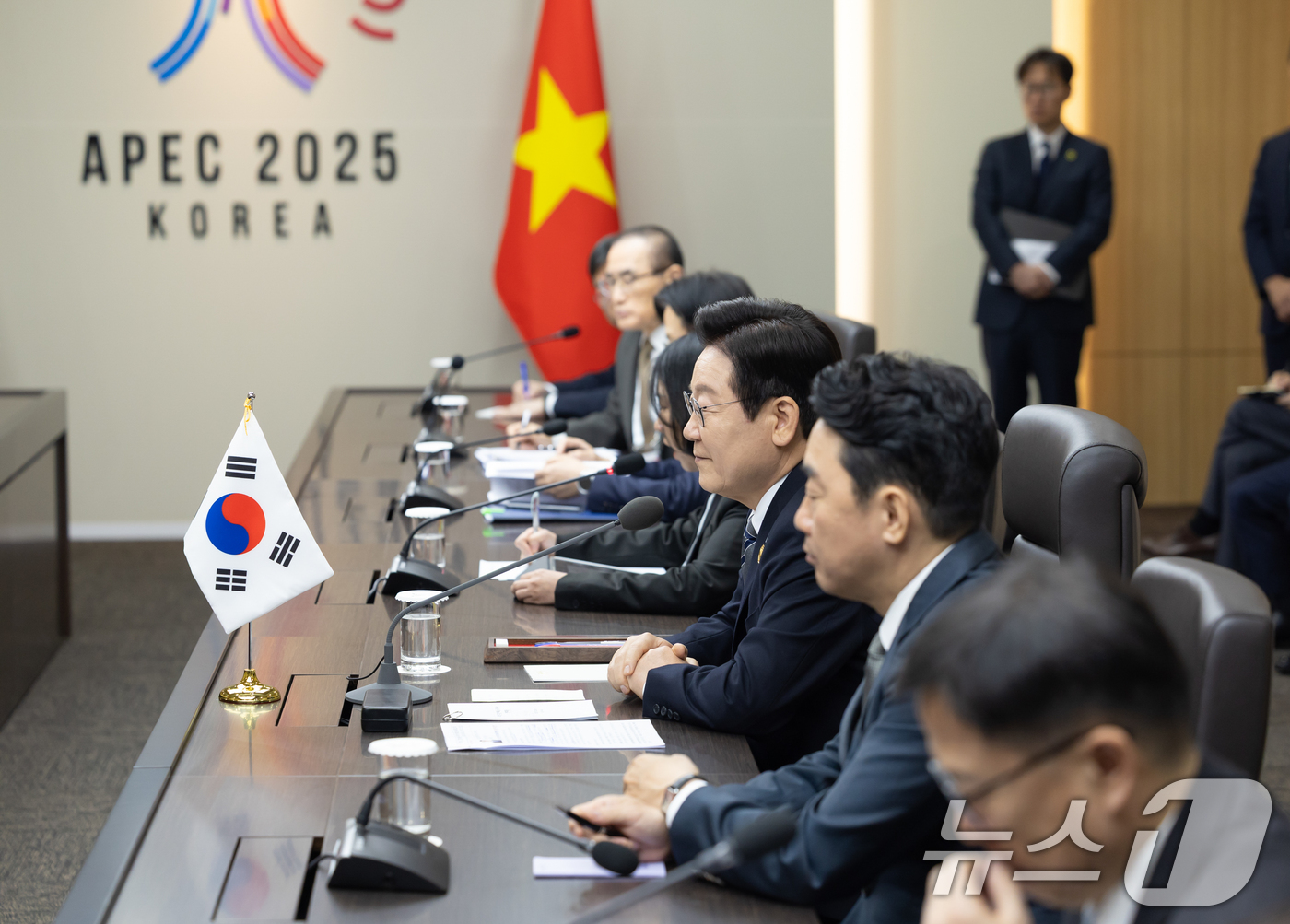 (서울=뉴스1) 허경 기자 = 이재명 대통령이 30일 경북 경주 APEC 정상회의장에서 르엉 끄엉 베트남 국가주석과 정상회담을 하고 있다. (대통령실 제공. 재판매 및 DB 금지) …