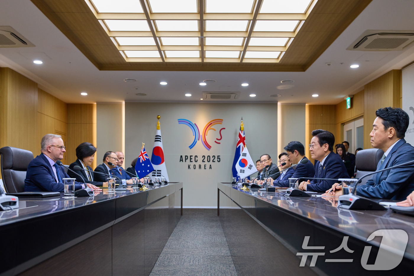 (서울=뉴스1) 허경 기자 = 이재명 대통령과 앤소니 알바니지 호주 총리가 30일 경북 경주 APEC 정상회의장에서 한-호주 정상회담을 하고 있다. (대통령실 제공. 재판매 및 D …