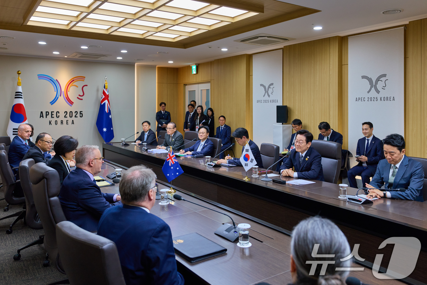 (서울=뉴스1) 허경 기자 = 이재명 대통령과 앤소니 알바니지 호주 총리가 30일 경북 경주 APEC 정상회의장에서 한-호주 정상회담을 하고 있다. (대통령실 제공. 재판매 및 D …