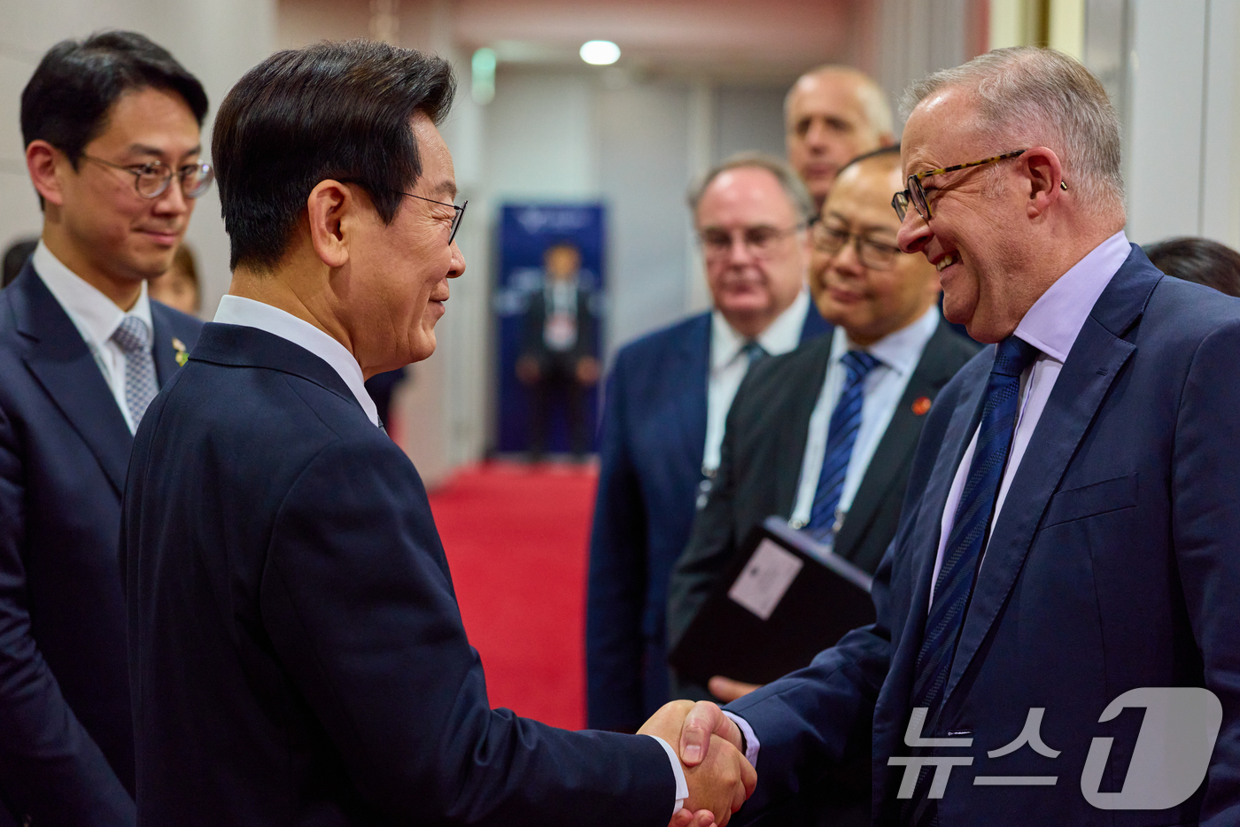 (서울=뉴스1) 허경 기자 = 이재명 대통령과 앤소니 알바니지 호주 총리가 30일 경북 경주 APEC 정상회의장에서 열린 한-호주 정상회담에 앞서 악수하고 있다. (대통령실 제공. …