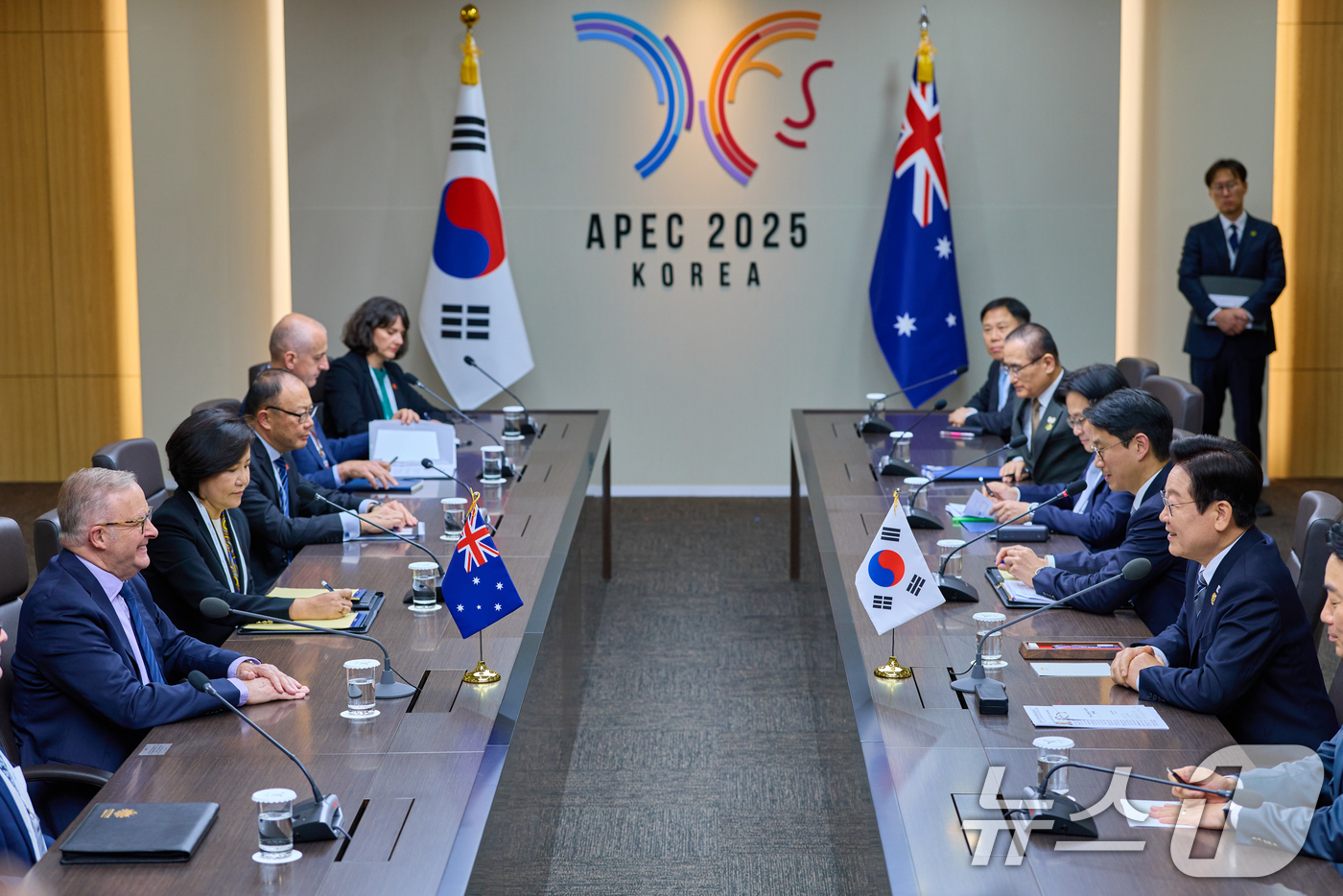 (서울=뉴스1) 허경 기자 = 이재명 대통령과 앤소니 알바니지 호주 총리가 30일 경북 경주 APEC 정상회의장에서 한-호주 정상회담을 하고 있다. (대통령실 제공. 재판매 및 D …