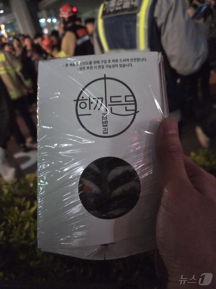 (서울뉴스1) 최동현 기자 = 젠슨 황 엔비디아 CEO가 30일 서울 강남구 삼성역 인근 깐부치킨에서 이재용 삼성전자 회장, 정의선 현대차그룹 회장과 '치맥  회동'을 시작하기 전 …