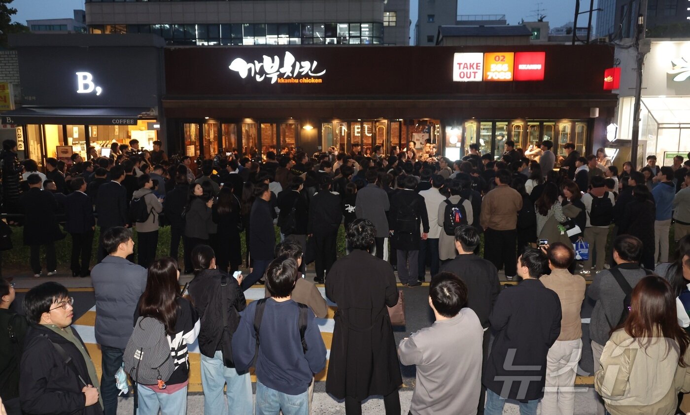 본문 이미지 - 30일 서울 삼성동 인근 깐부치킨 매장 앞으로 젠슨 황 엔비디아 최고경영자가 이재용 삼성전자 회장, 정의선 현대차 그룹 회장이 회동할 것으로 알려지자 취재진과 시민들로 붐비고 있다. (공동취재) 2025.10.30/뉴스1 ⓒ News1 김진환 기자