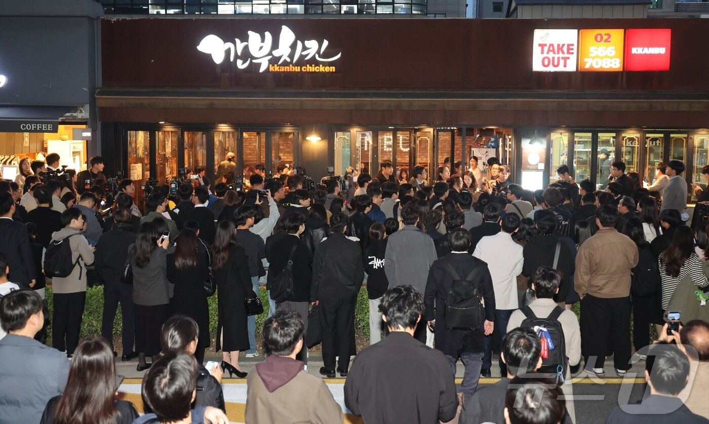본문 이미지 - 30일 서울 삼성동 인근 깐부치킨 매장 앞으로 젠슨 황 엔비디아 최고경영자가 이재용 삼성전자 회장, 정의선 현대차 그룹 회장이 회동할 것으로 알려지자 취재진과 시민들로 붐비고 있다. &#40;공동취재&#41; 2025.10.30/뉴스1 ⓒ News1 김진환 기자