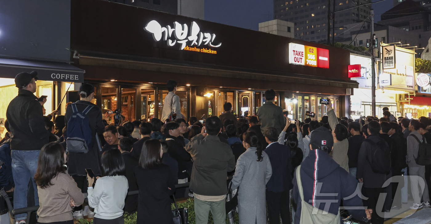 (서울=뉴스1) 김진환 기자 = 30일 서울 삼성동 인근 깐부치킨에서 젠슨황 엔비디아 최고경영자가 이재용 삼성전자 회장, 정의선 현대차 그룹 회장이 회동할 것으로 알려지자 취재진과 …