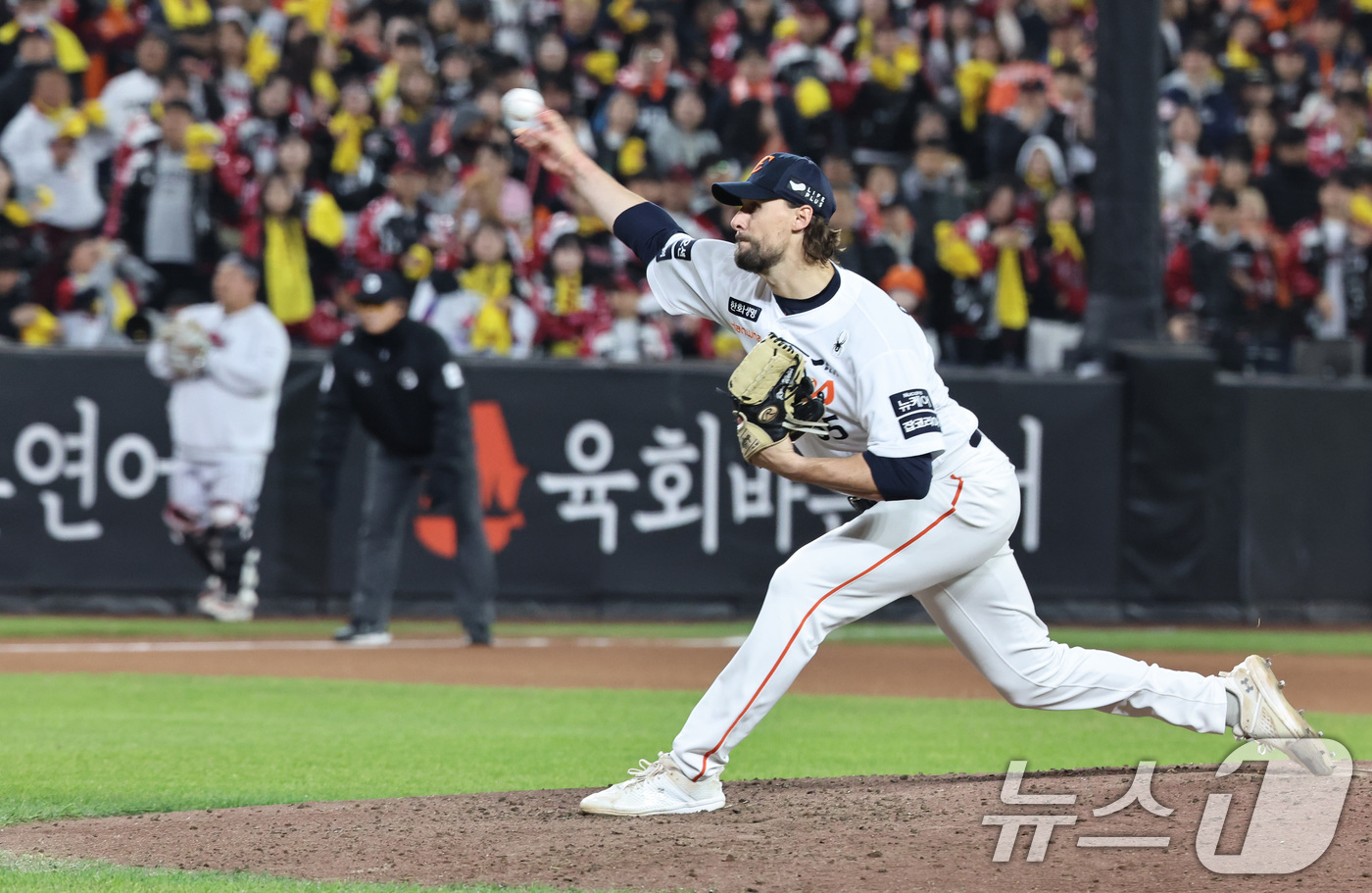 (대전=뉴스1) 구윤성 기자 = 30일 오후 대전 한화생명볼파크에서 열린 프로야구 2025 신한 SOL뱅크 KBO 한국시리즈 4차전 LG트윈스와 한화 이글스의 경기, 한화 와이스가 …