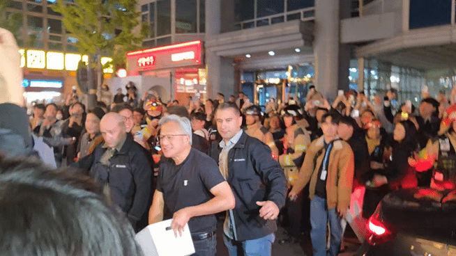 본문 이미지 - 잰슨황 CEO가 30일 이재용 회장, 정의선 회장과 치킨 회동을 가지던 중 사람들에게 김밥과 치즈스틱을 나눠주고 있다.ⓒ 뉴스1