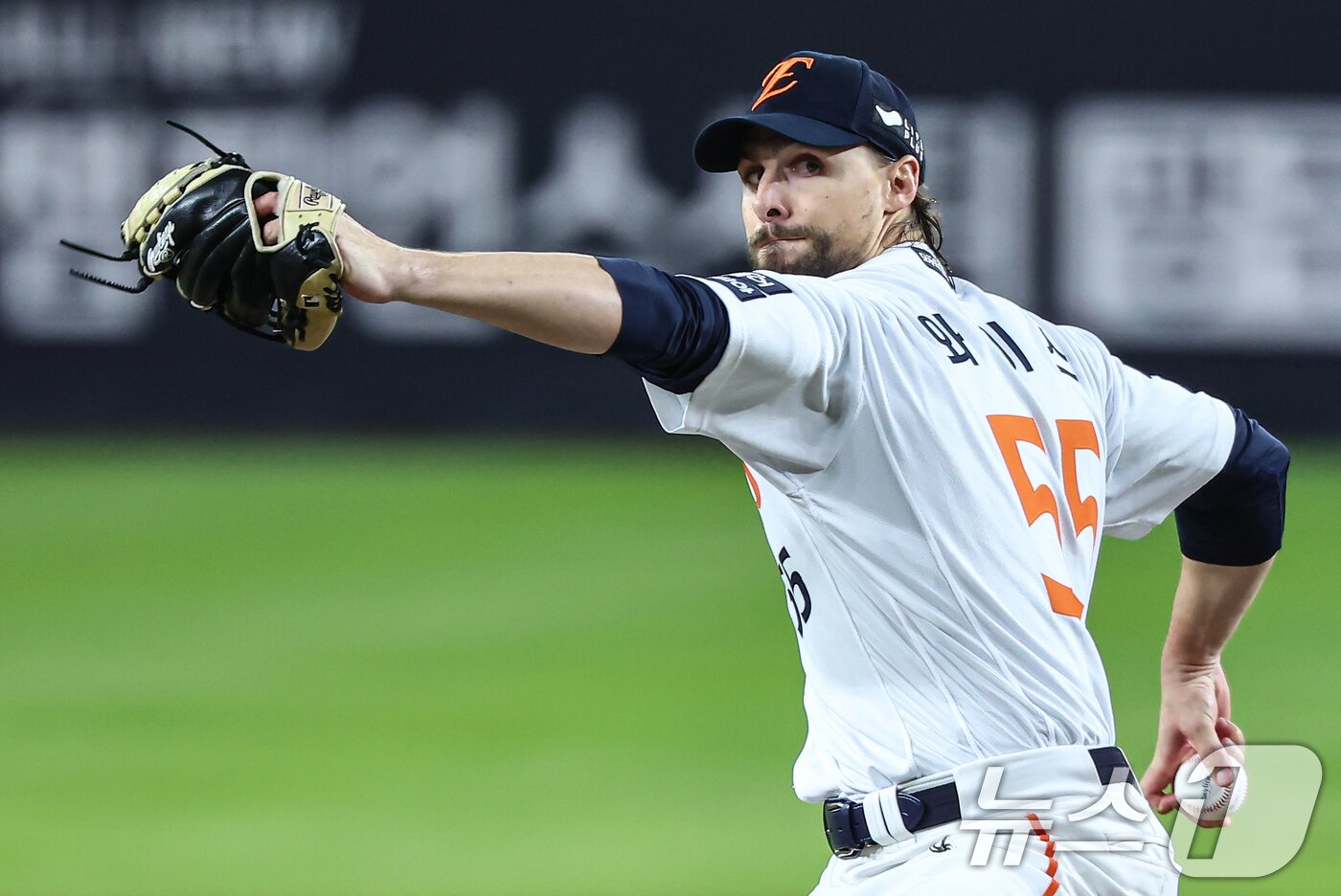본문 이미지 - 30일 대전 한화생명볼파크에서 열린 프로야구 2025 신한 SOL뱅크 KBO 포스트시즌 한국시리즈 4차전 LG 트윈스와 한화 이글스의 경기, 한화 선발투수 와이스가 7회초 등판해 역투하고 있다. 2025.10.30/뉴스1 ⓒ News1 김도우 기자