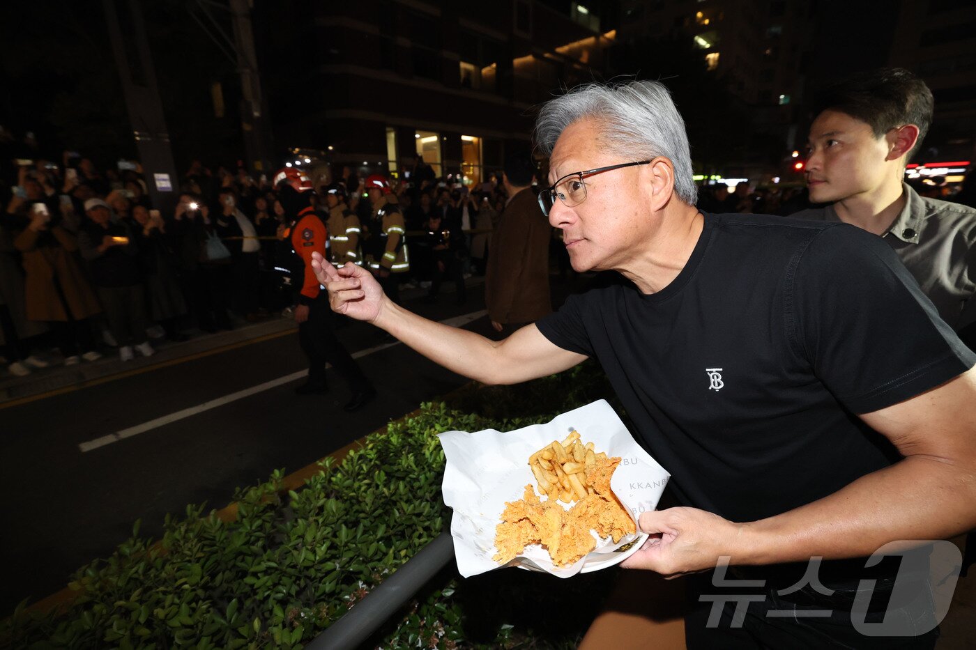 본문 이미지 - 젠슨황 엔비디아 최고경영자가 30일 이재용 삼성전자 회장, 정의선 현대자동차그룹 회장과 서울 강남구 깐부치킨 매장에서 치킨 회동 중 밖으로 나와 시민들에게 치킨 등을 나눠주고 있다. (공동취재) 2025.10.30/뉴스1 ⓒ News1 김진환 기자