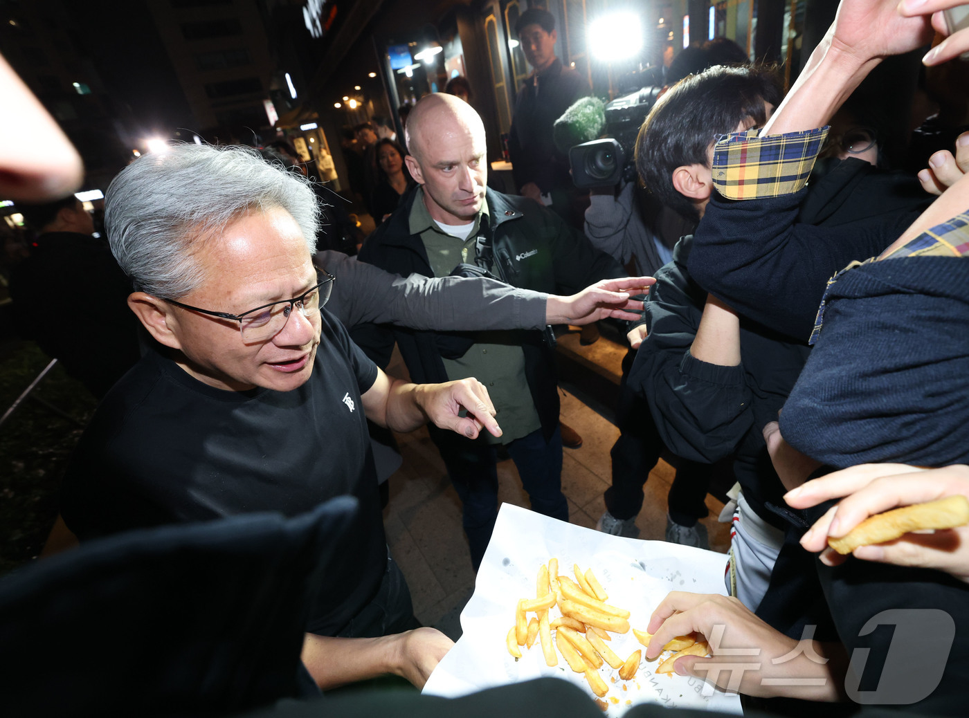 (서울=뉴스1) 김진환 기자 = 젠슨황 엔비디아 최고경영자가 30일 이재용 삼성전자 회장, 정의선 현대자동차그룹 회장과 서울 강남구 깐부치킨 매장에서 치킨 회동 중 밖으로 나와 시 …