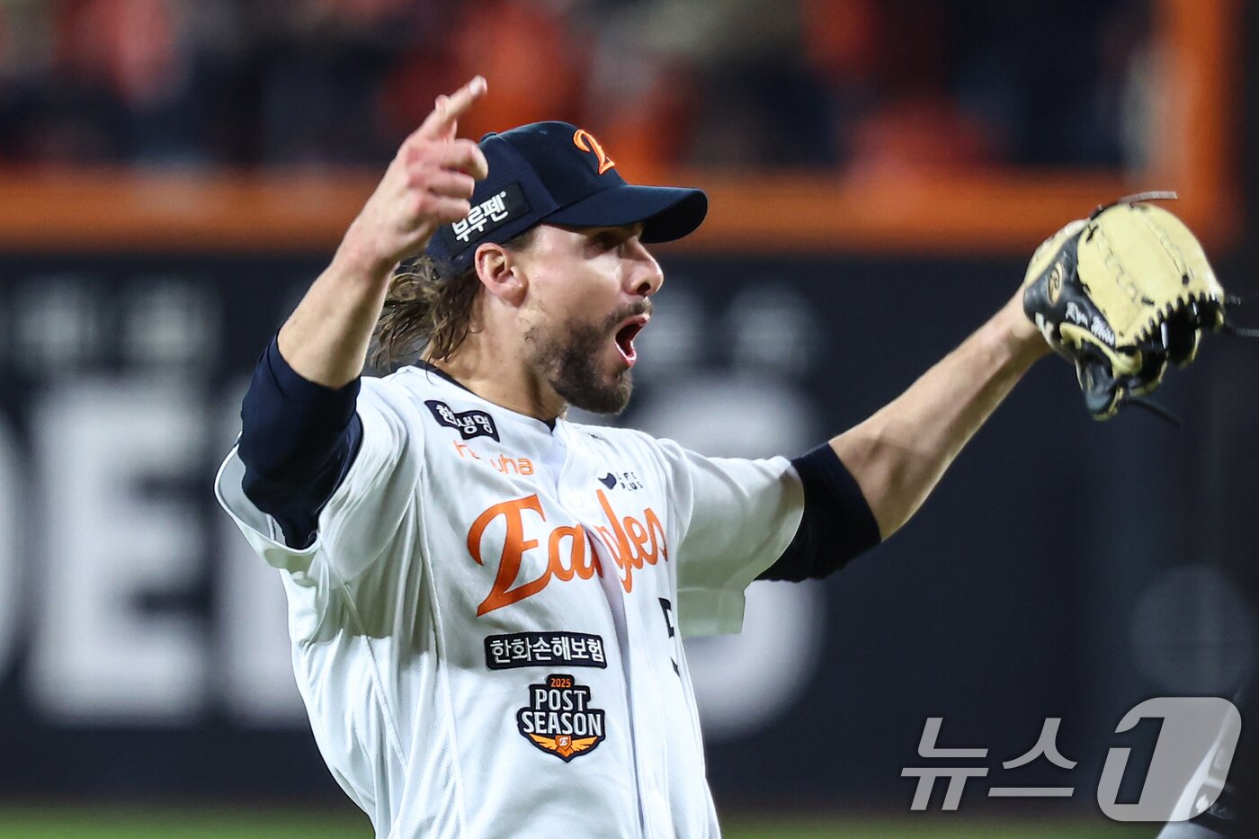 본문 이미지 - 30일 대전 한화생명볼파크에서 열린 프로야구 2025 신한 SOL뱅크 KBO 포스트시즌 한국시리즈 4차전 LG 트윈스와 한화 이글스의 경기, 한화 선발투수 와이스가 7회초 1사 1,2루 상황에서 LG 문성주를 병살타 처리 후 포효하고 있다. 2025.10.30/뉴스1 ⓒ News1 김도우 기자