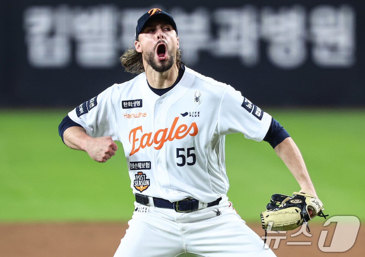 본문 이미지 - 30일 대전 한화생명볼파크에서 열린 프로야구 2025 신한 SOL뱅크 KBO 포스트시즌 한국시리즈 4차전 LG 트윈스와 한화 이글스의 경기, 한화 선발투수 와이스가 7회초 1사 1,2루 상황에서 LG 문성주를 병살타 처리 후 포효하고 있다. 2025.10.30/뉴스1 ⓒ News1 김도우 기자