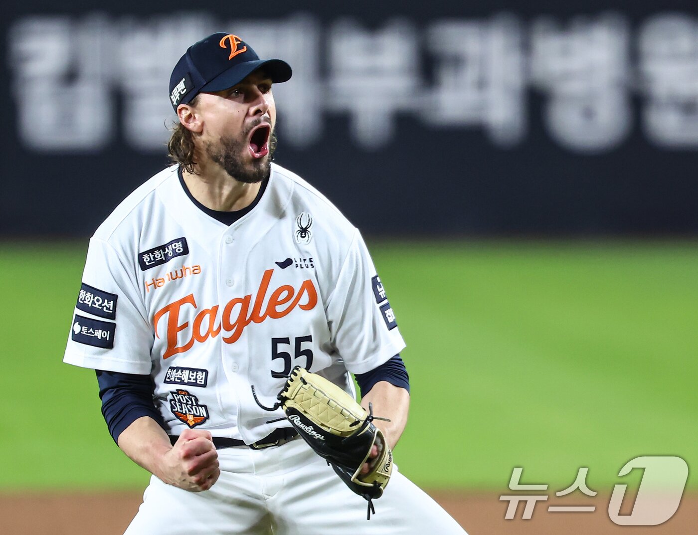 본문 이미지 - 30일 대전 한화생명볼파크에서 열린 프로야구 2025 신한 SOL뱅크 KBO 포스트시즌 한국시리즈 4차전 LG 트윈스와 한화 이글스의 경기, 한화 선발투수 와이스가 7회초 1사 1,2루 상황에서 LG 문성주를 병살타 처리 후 포효하고 있다. 2025.10.30/뉴스1 ⓒ News1 김도우 기자