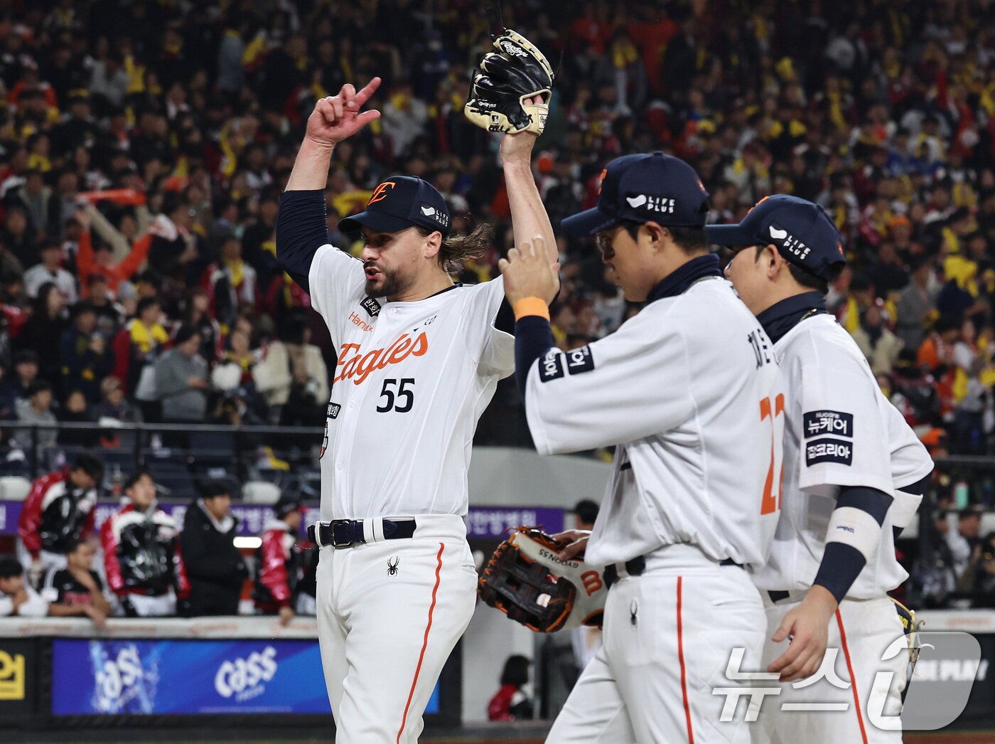 본문 이미지 - 30일 대전 한화생명볼파크에서 열린 프로야구 2025 신한 SOL뱅크 KBO 포스트시즌 한국시리즈 4차전 LG 트윈스와 한화 이글스의 경기, 한화 선발투수 와이스가 7회초 1사 1,2루 상황에서 LG 문성주를 병살타 처리 후 포효하고 있다. 2025.10.30/뉴스1 ⓒ News1 구윤성 기자