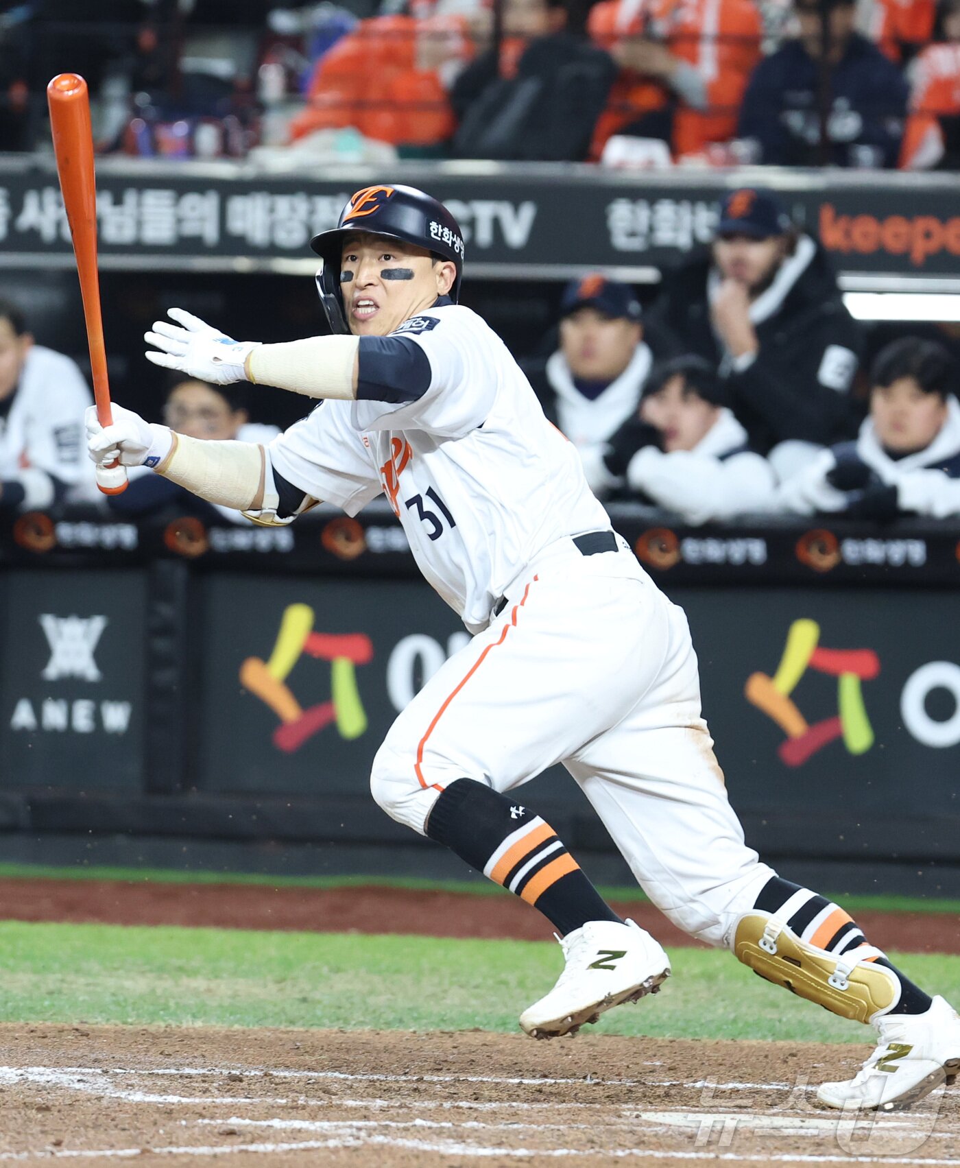 본문 이미지 - 30일 대전 한화생명볼파크 열린 프로야구 2025 신한 SOL뱅크 KBO 한국시리즈 4차전 LG 트윈스와 한화 이글스의 경기에서 7회말 1사 1루에서 한화 손아섭이 LG 3루수 문보경 쪽으로 타격하고 있다. 2025.10.30 ⓒ 뉴스1 김기남 기자