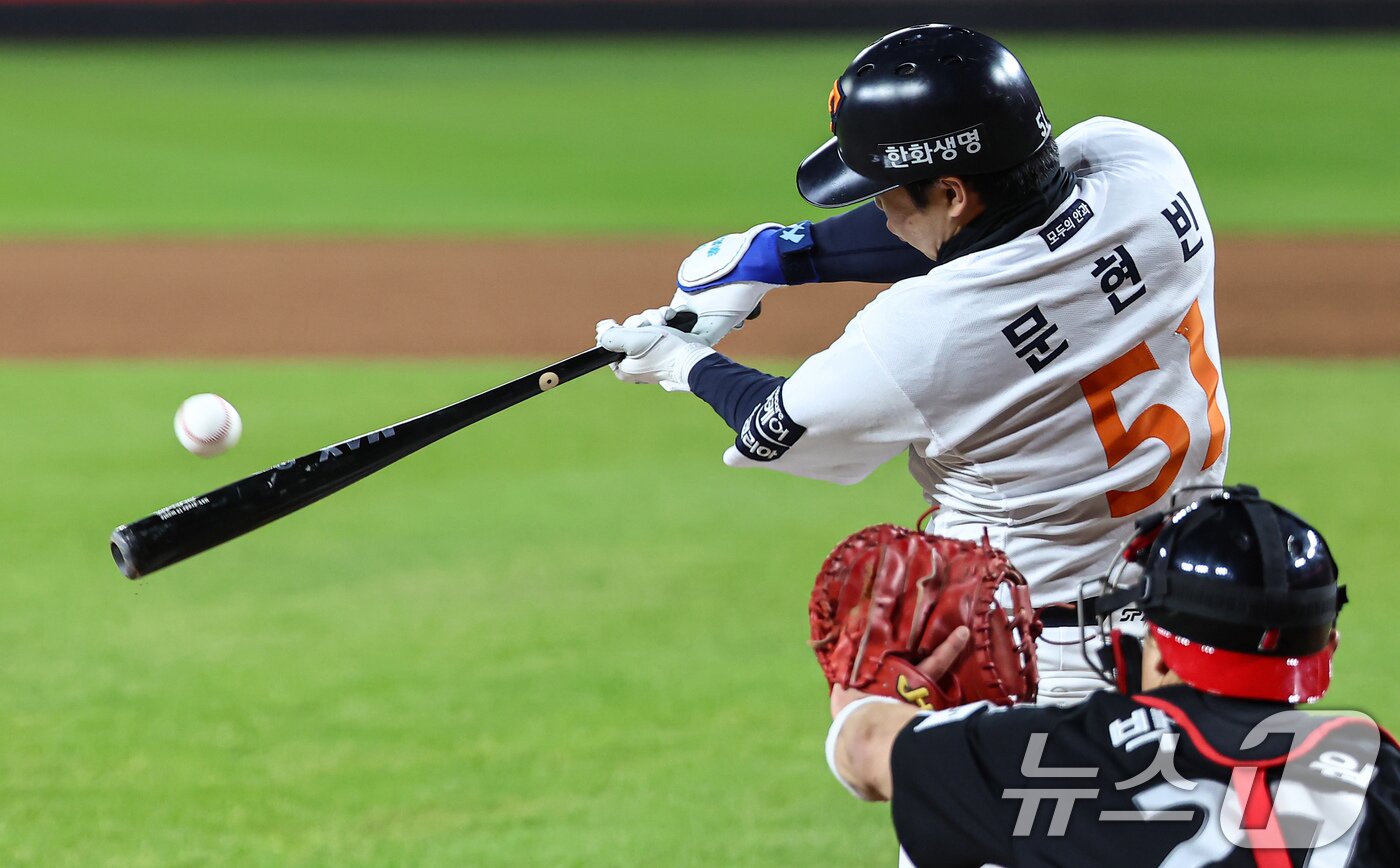 본문 이미지 - 30일 대전 한화생명볼파크에서 열린 프로야구 2025 신한 SOL뱅크 KBO 포스트시즌 한국시리즈 4차전 LG 트윈스와 한화 이글스의 경기, 7회말 2사 2,3루 상황에서 한화 문현빈이 2타점 적시타를 치고 있다. 2025.10.30/뉴스1 ⓒ News1 김도우 기자