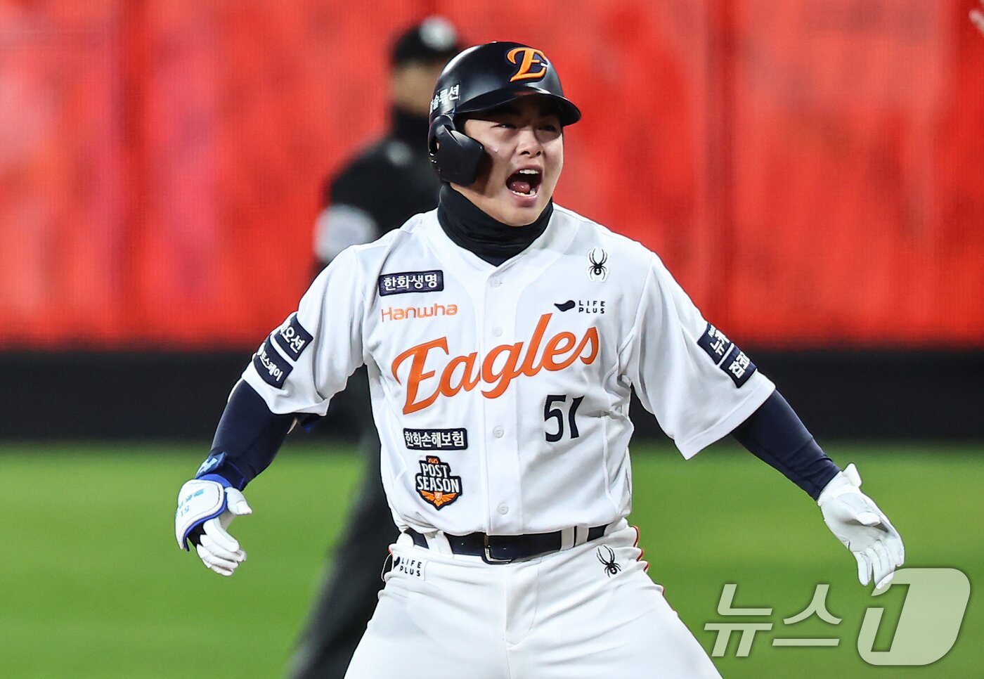 본문 이미지 - 30일 대전 한화생명볼파크에서 열린 프로야구 2025 신한 SOL뱅크 KBO 포스트시즌 한국시리즈 4차전 LG 트윈스와 한화 이글스의 경기, 7회말 2사 2,3루 상황에서 한화 문현빈이 2타점 적시타를 치고 기뻐하고 있다. 2025.10.30/뉴스1 ⓒ News1 김도우 기자