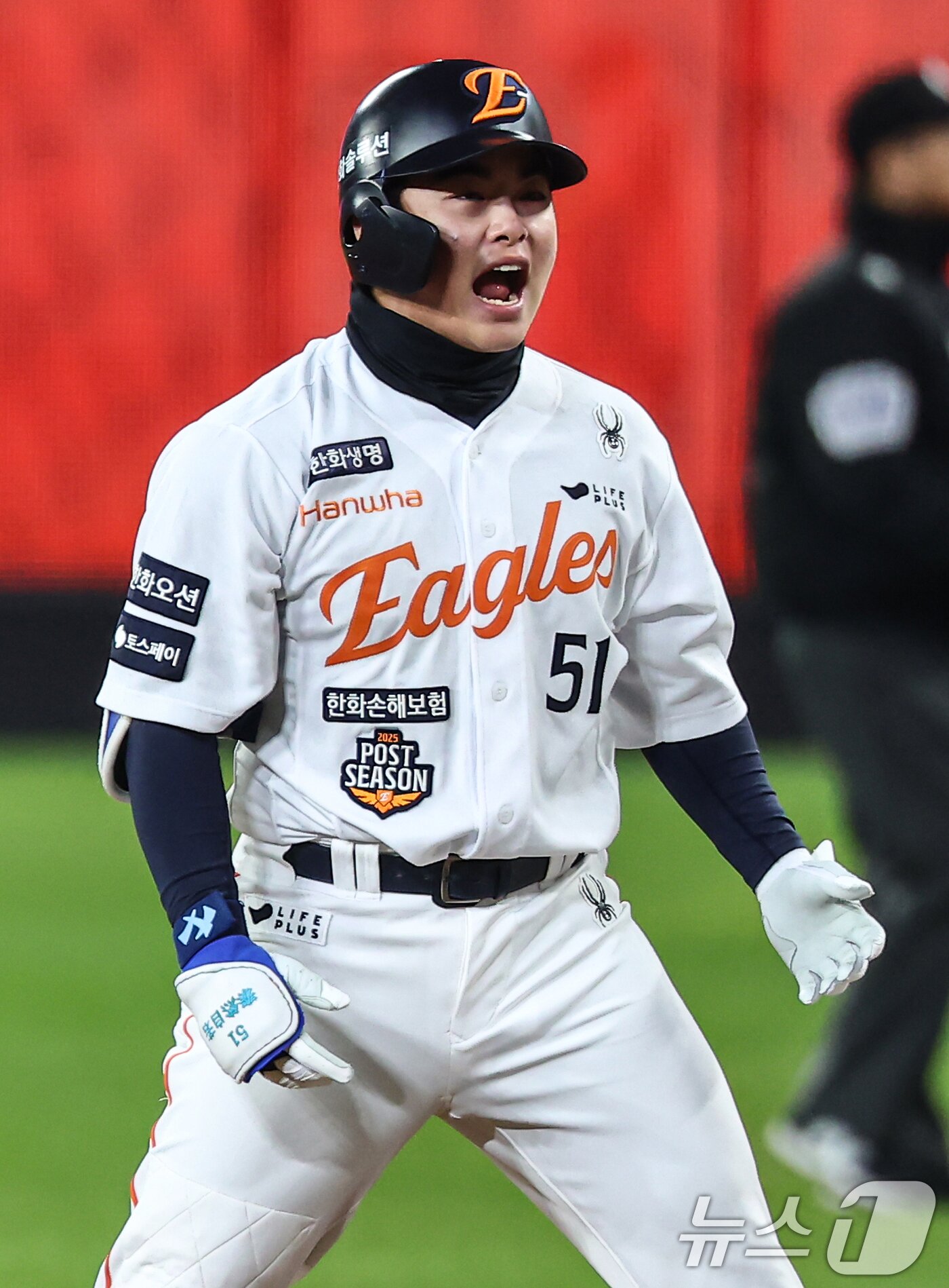 본문 이미지 - 30일 대전 한화생명볼파크에서 열린 프로야구 2025 신한 SOL뱅크 KBO 포스트시즌 한국시리즈 4차전 LG 트윈스와 한화 이글스의 경기, 한화 선수들이 7회말 2사 2,3루 상황에서 한화 문현빈이 2타점 적시타를 치자 기뻐하고 있다. 2025.10.30/뉴스1 ⓒ News1 김도우 기자