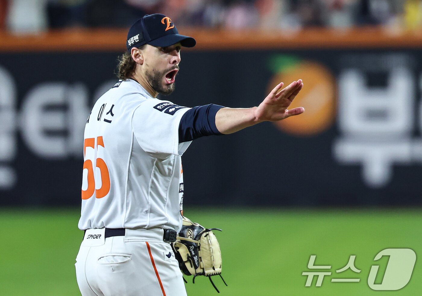 본문 이미지 - 30일 대전 한화생명볼파크에서 열린 프로야구 2025 신한 SOL뱅크 KBO 포스트시즌 한국시리즈 4차전 LG 트윈스와 한화 이글스의 경기, 한화 선발투수 와이스가 8회초 1사 주자없는 상황에서 LG 문보경을 삼진 처리 후 교체를 거부하고 있다. 2025.10.30/뉴스1 ⓒ News1 김도우 기자