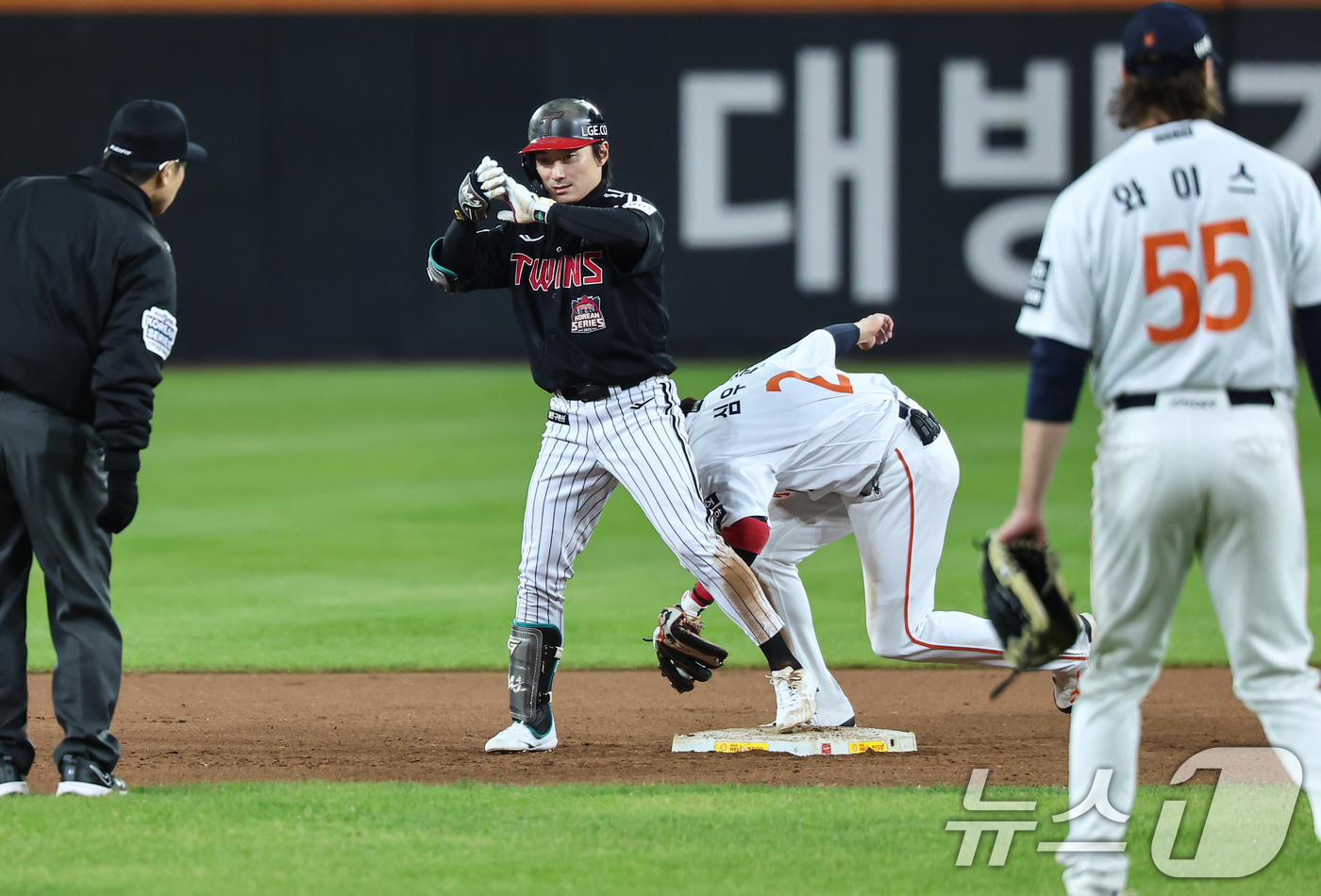 (대전=뉴스1) 김도우 기자 = 30일 대전 한화생명볼파크에서 열린 프로야구 2025 신한 SOL뱅크 KBO 포스트시즌 한국시리즈 4차전 LG 트윈스와 한화 이글스의 경기, 8회초 …