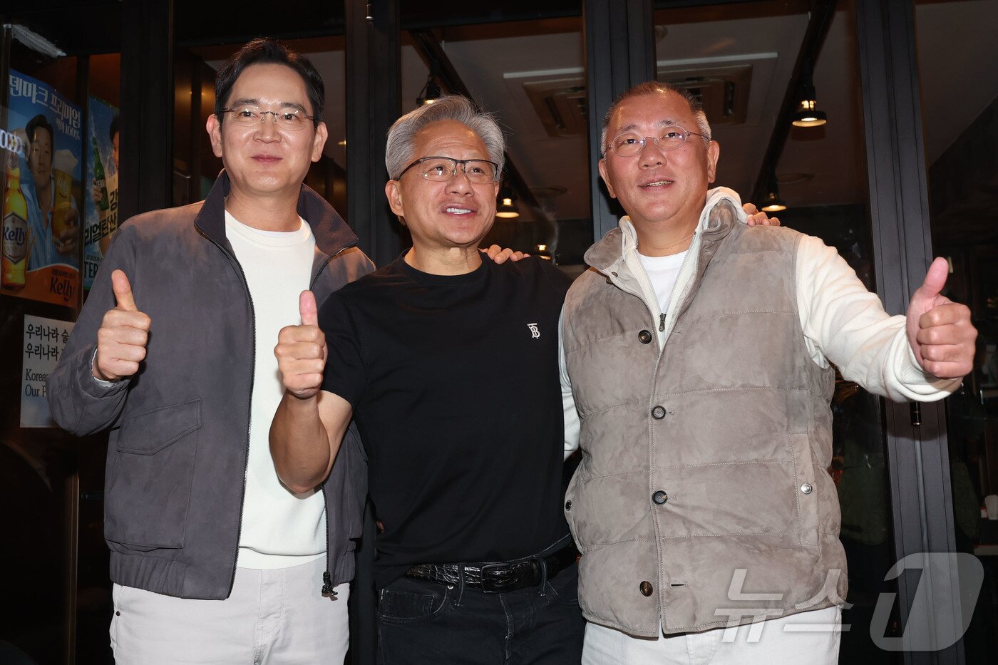 본문 이미지 - 이재용 삼성전자 회장(왼쪽부터)과 젠슨 황 엔비디아 최고경영자(CEO), 정의선 현대차그룹 회장이 30일 저녁 서울 강남구 삼성동 깐부치킨 삼성점에서 '치맥' 회동을 마친 후 기념 촬영을 하고 있다. (공동취재) 2025.10.30/뉴스1 ⓒ News1 김진환 기자