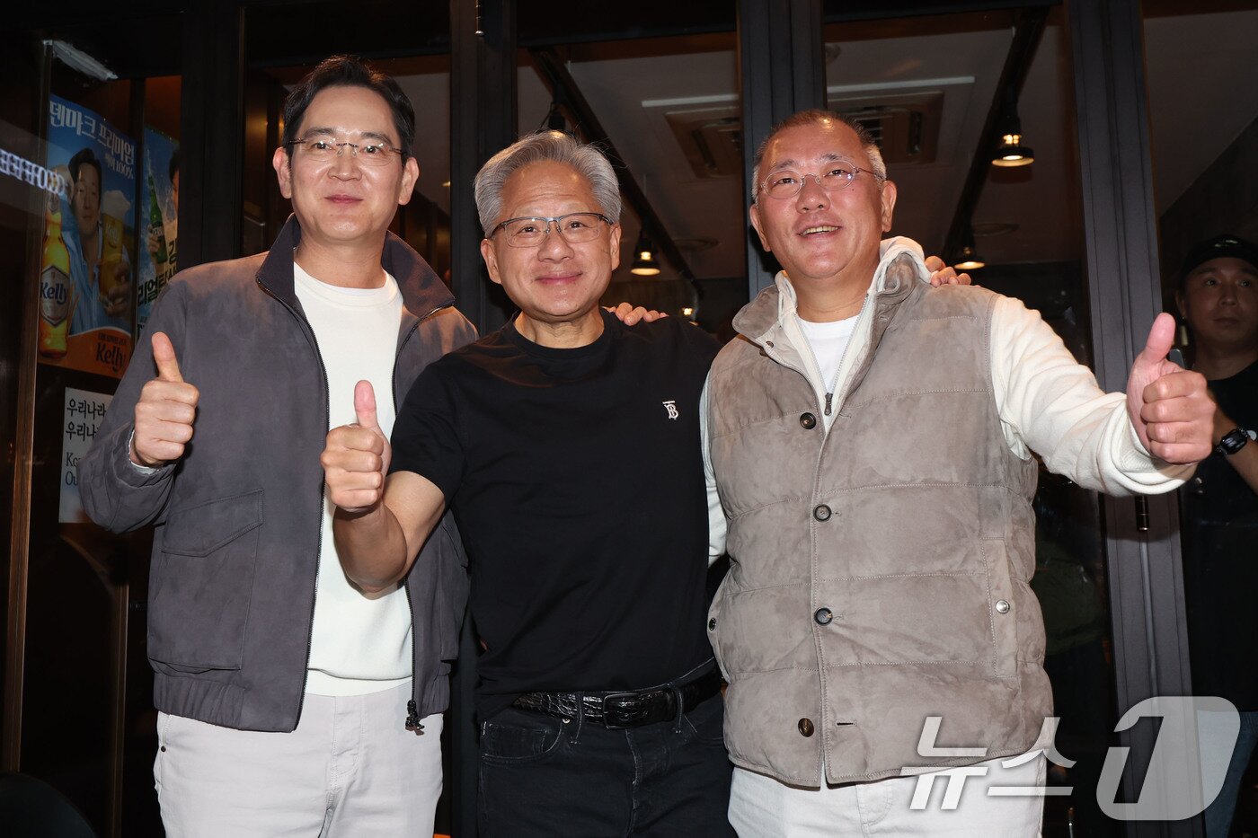 본문 이미지 - 이재용 삼성전자 회장&#40;왼쪽부터&#41;과 젠슨 황 엔비디아 최고경영자&#40;CEO&#41;, 정의선 현대차그룹 회장이 30일 저녁 서울 삼성동의 한 치킨집에서 &#39;치맥&#39; 회동을 마친 후 인사를 하고 있다. &#40;공동취재&#41; 2025.10.30/뉴스1 ⓒ News1 김진환 기자