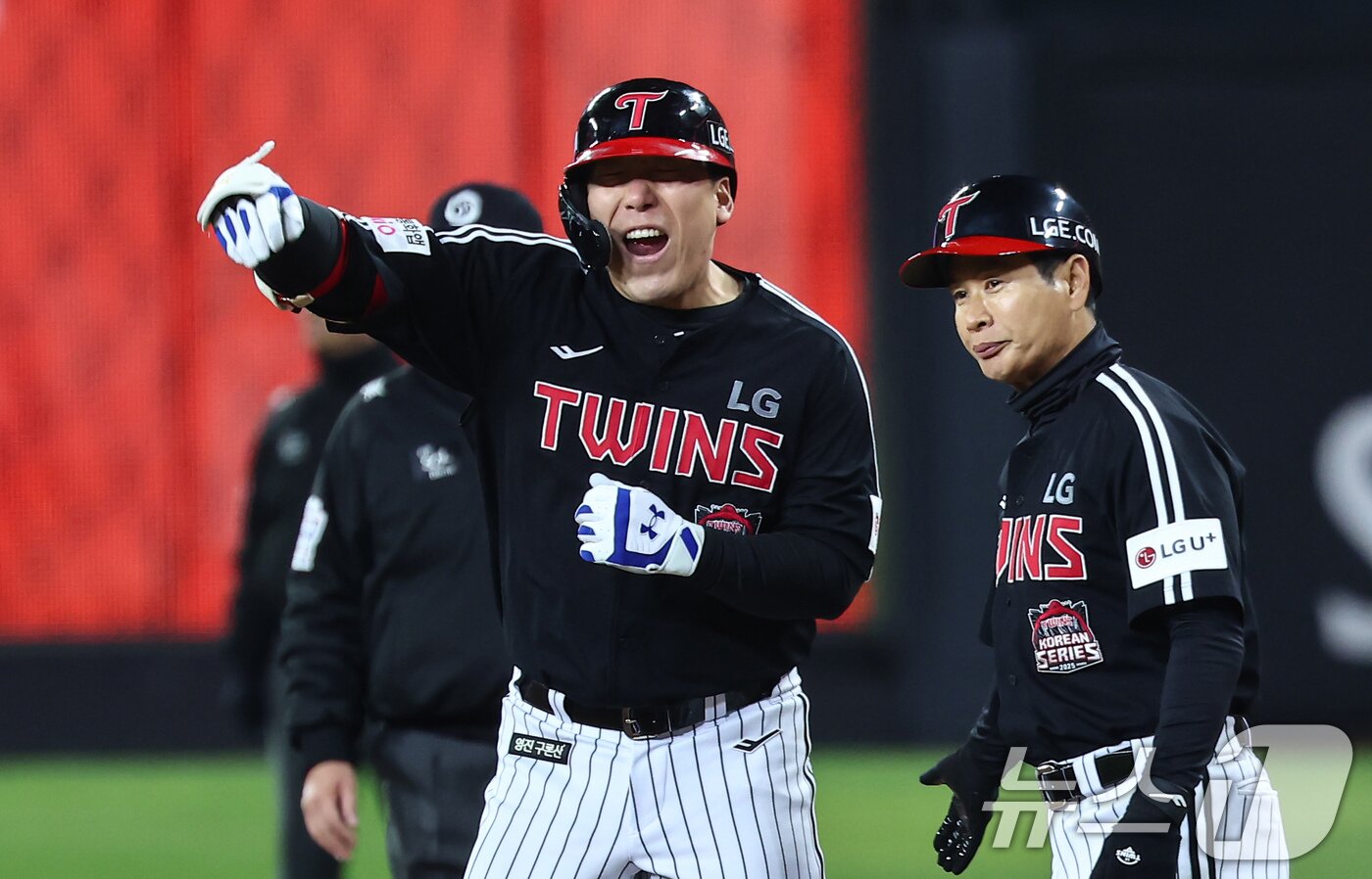 본문 이미지 - 30일 대전 한화생명볼파크에서 열린 프로야구 2025 신한 SOL뱅크 KBO 포스트시즌 한국시리즈 4차전 LG 트윈스와 한화 이글스의 경기, 8회초 2사 2루 상황에서 LG 김현수가 적시타를 치고 기뻐하고 있다. 2025.10.30/뉴스1 ⓒ News1 김도우 기자
