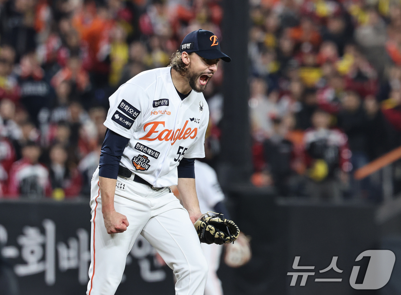 (대전=뉴스1) 구윤성 기자 = 30일 오후 대전 한화생명볼파크에서 열린 프로야구 2025 신한 SOL뱅크 KBO 한국시리즈 4차전 LG트윈스와 한화 이글스의 경기, 한화 선발투수 …