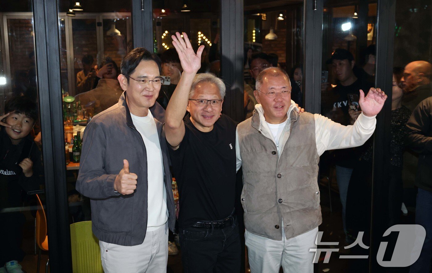 본문 이미지 - 이재용&#40;왼쪽부터&#41; 삼성전자 회장, 젠슨 황 엔비디아 최고경영자&#40;CEO&#41;, 정의선 현대차그룹 회장이 30일 서울 강남구 삼성동의 한 치킨집에서 회동을 마친 뒤 기념촬영을 하고 있다. &#40;공동취재&#41; 2025.10.30/뉴스1 ⓒ News1 김진환 기자