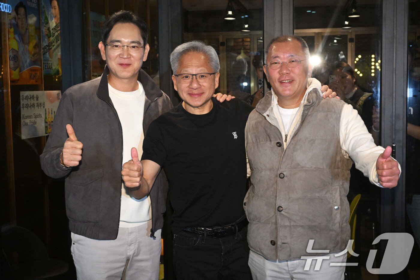본문 이미지 - 젠슨 황 엔비디아 최고경영자(CEO)가 30일 오후 서울 강남구 삼성역 인근 깐부치킨 매장에서 이재용 삼성그룹 회장, 정의선 현대차그룹 회장과 치킨 회동 후 기념촬영을 하고 있다.(공동취재) 2025.10.30/뉴스1 ⓒ News1 김진환 기자
