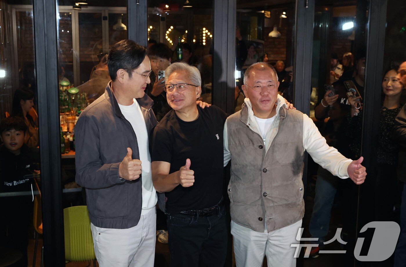 본문 이미지 - 이재용&#40;왼쪽부터&#41; 삼성전자 회장, 젠슨 황 엔비디아 최고경영자&#40;CEO&#41;, 정의선 현대차그룹 회장이 30일 서울 강남구 삼성동의 한 치킨집에서 회동을 마친 뒤 기념촬영을 하고 있다. &#40;공동취재&#41; 2025.10.30/뉴스1 ⓒ News1 김진환 기자