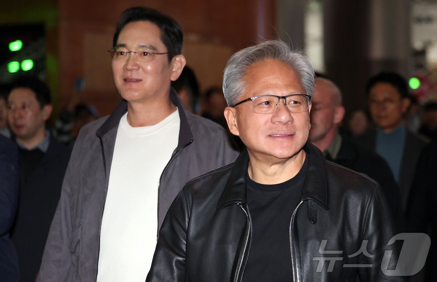본문 이미지 - 이재용 삼성전자 회장과 젠슨 황 엔비디아 최고경영자(CEO)가 30일 오후 서울 강남구 코엑스에서 열리는 엔비디아 그래픽카드(GPU) '지포스'의 한국 출시 25주년 행사에 참석하기 위해 이동하고 있다. 2025.10.30/뉴스1 ⓒ News1 김진환 기자