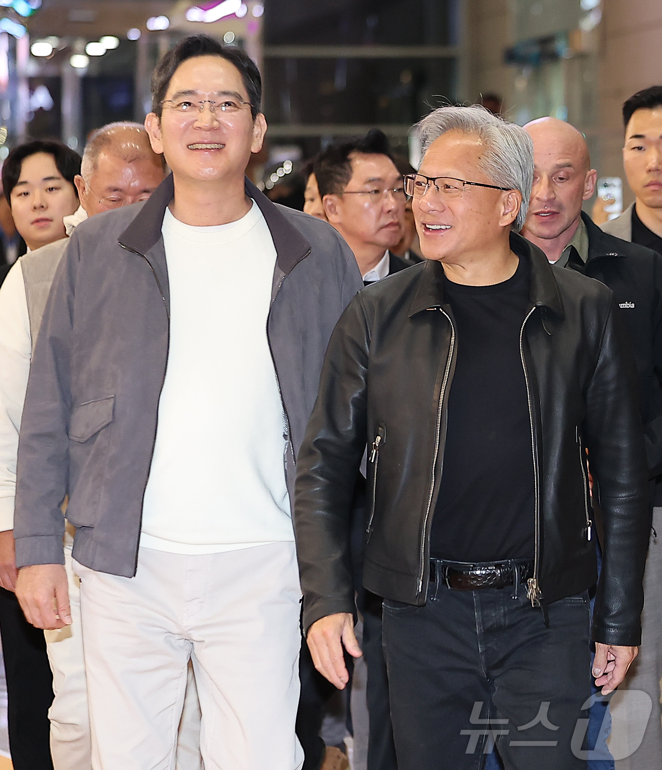 (서울=뉴스1) 김진환 기자 = 이재용 삼성전자 회장과 젠슨 황 엔비디아 최고경영자(CEO)가 30일 오후 서울 강남구 코엑스에서 열리는 엔비디아 그래픽카드(GPU) '지포스'의 …