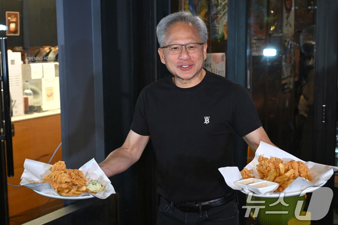 본문 이미지 - 젠슨 황 엔비디아 최고경영자&#40;CEO&#41;가 30일 오후 서울 강남구 삼성역 인근 깐부치킨 매장에서 이재용 삼성그룹 회장, 정의선 현대차그룹 회장과 치킨 회동 중 매장 밖으로 나와 시민들에게 치킨을 나눠주고 있다.&#40;공동취재&#41; 2025.10.30/뉴스1 ⓒ News1 김진환 기자