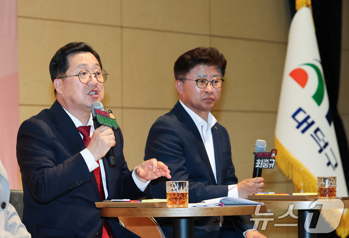 (대전=뉴스1) 김기태 기자 = 이장우 대전시장이 30일 대덕구 한남대에서 열린 '이장우 시장과의 만남'에서 대덕구지역 주요 현안에 대해 주민과 소통하고 있다. 2025.10.30 …