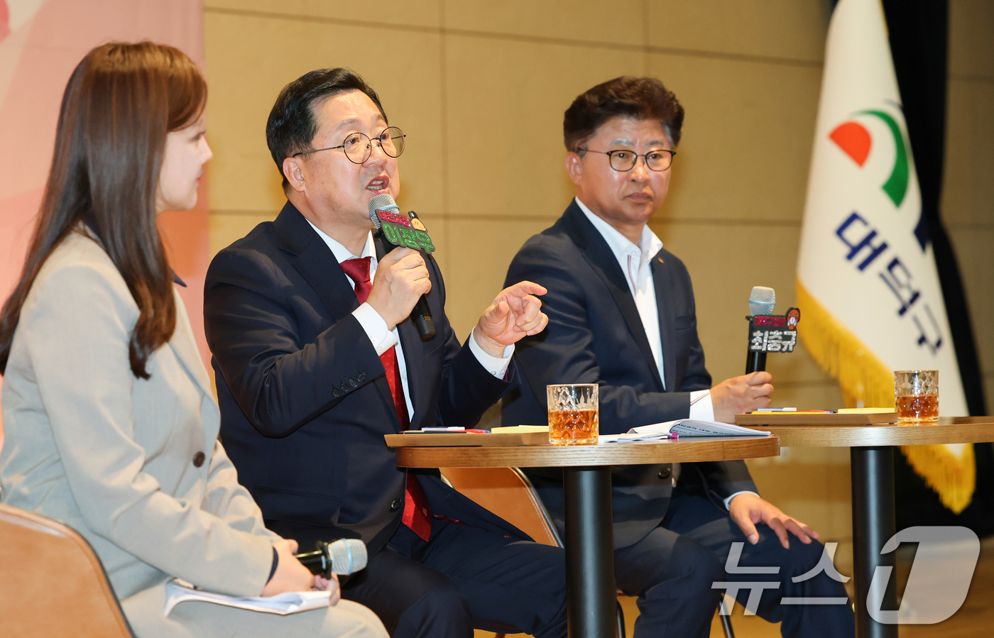 (대전=뉴스1) 김기태 기자 = 이장우 대전시장이 30일 대덕구 한남대에서 열린 '이장우 시장과의 만남'에서 대덕구지역 주요 현안에 대해 주민과 소통하고 있다. 2025.10.30 …