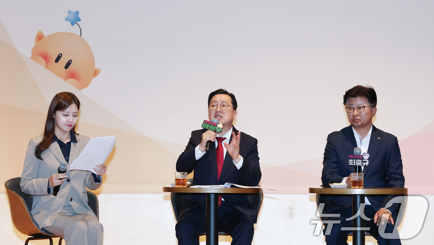 (대전=뉴스1) 김기태 기자 = 이장우 대전시장이 30일 대덕구 한남대에서 열린 '이장우 시장과의 만남'에서 대덕구지역 주요 현안에 대해 주민과 소통하고 있다. 2025.10.30 …