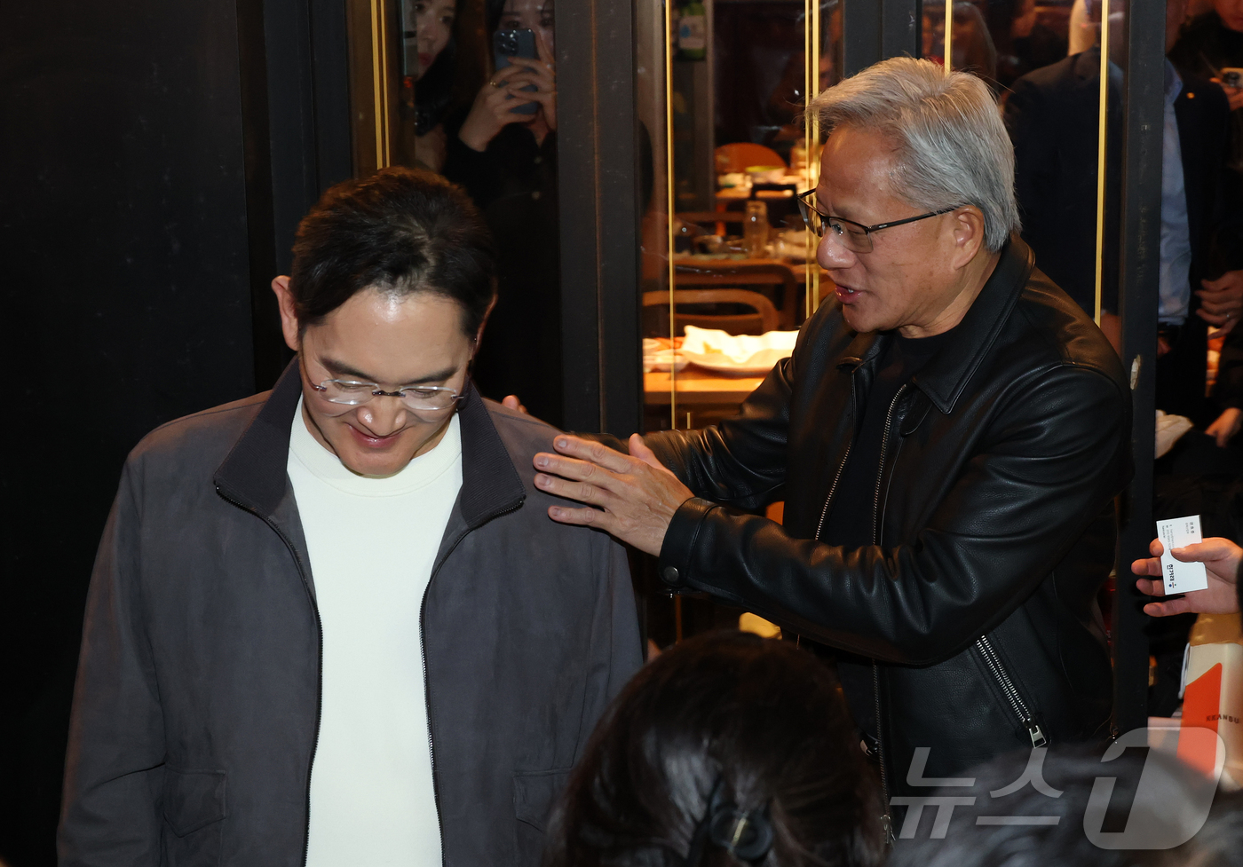 (서울=뉴스1) 김진환 기자 = 젠슨 황 엔비디아 최고경영자가 30일 서울 강남구 깐부치킨 삼성점에서 이재용 삼성전자 회장, 정의선 현대차그룹 회장과 함께 '치맥' 회동 후 나서고 …