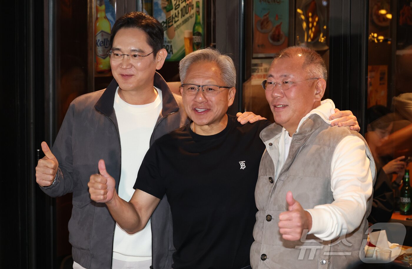 본문 이미지 - 젠슨 황 엔비디아 최고경영자가 지난달 30일 서울 강남구 깐부치킨 삼성점에서 이재용 삼성전자 회장, 정의선 현대차그룹 회장과 함께 &#39;치맥&#39; 회동 후 기념촬영을 하고 있다. &#40;공동취재&#41; 2025.10.30/뉴스1 ⓒ News1 김진환 기자