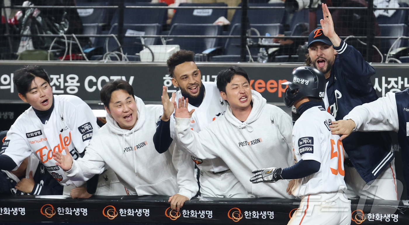 (대전=뉴스1) 김기남 기자 = 30일 대전 한화생명볼파크 열린 프로야구 2025 신한 SOL뱅크 KBO 한국시리즈 4차전 LG 트윈스와 한화 이글스의 경기에서 8회말 2사 2루주 …