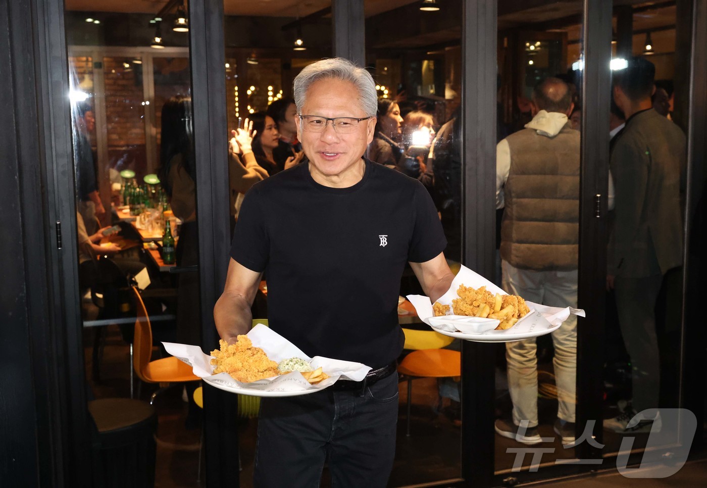 (서울=뉴스1) 김진환 기자 = 젠슨 황 엔비디아 최고경영자(CEO)가 30일 서울 강남구 삼성동의 한 치킨집에서 이재용 삼성전자 회장과 정의선 현대차그룹 회장과의 '치맥' 회동 …