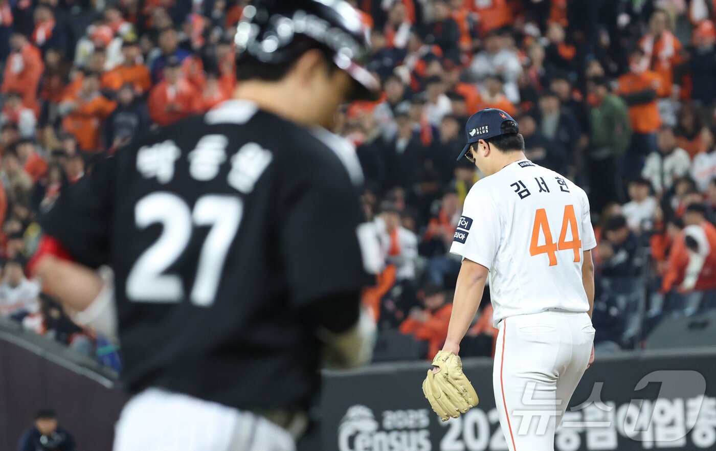 본문 이미지 - 30일 대전 한화생명볼파크 열린 프로야구 2025 신한 SOL뱅크 KBO 한국시리즈 4차전 LG 트윈스와 한화 이글스의 경기에서 9회초 무사 1루에서 김서현이 LG 박동원에게 2점 홈런을 허용하고있다. 2025.10.30/뉴스1 ⓒ News1 김기남 기자
