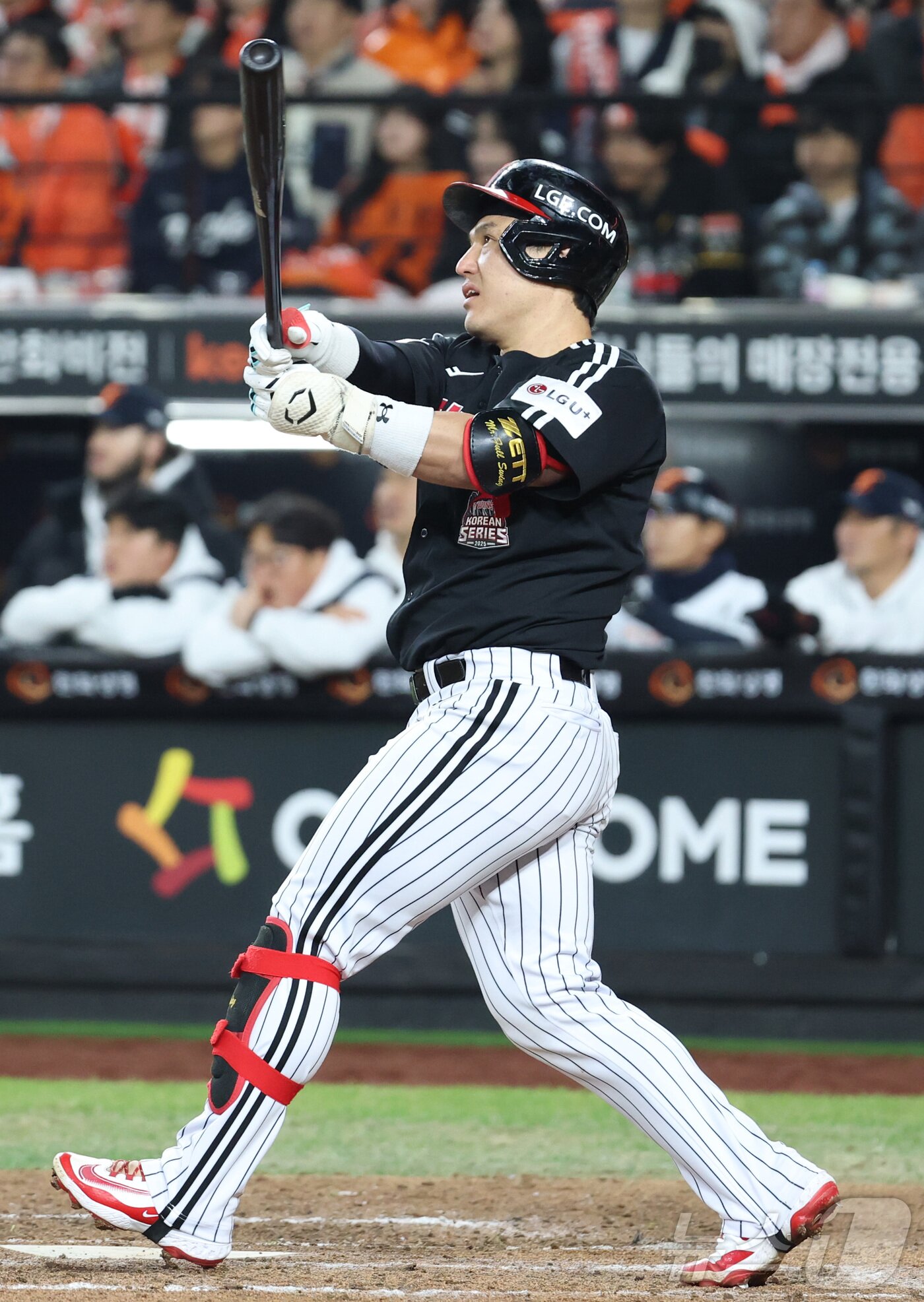 본문 이미지 - 30일 대전 한화생명볼파크 열린 프로야구 2025 신한 SOL뱅크 KBO 한국시리즈 4차전 LG 트윈스와 한화 이글스의 경기에서 9회초 무사 1루에서 LG 박동원이 2점 홈런을 치고 있다. 2025.10.30/뉴스1 ⓒ News1 김기남 기자