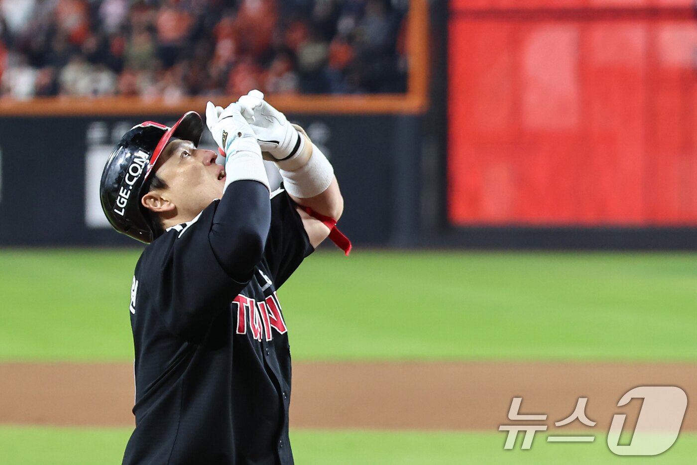 본문 이미지 - 30일 대전 한화생명볼파크에서 열린 프로야구 2025 신한 SOL뱅크 KBO 포스트시즌 한국시리즈 4차전 LG 트윈스와 한화 이글스의 경기, 9회초 무사 1루 상황에서 LG 박동원이 투런홈런을 치고 기뻐하고 있다. 2025.10.30/뉴스1 ⓒ News1 김도우 기자