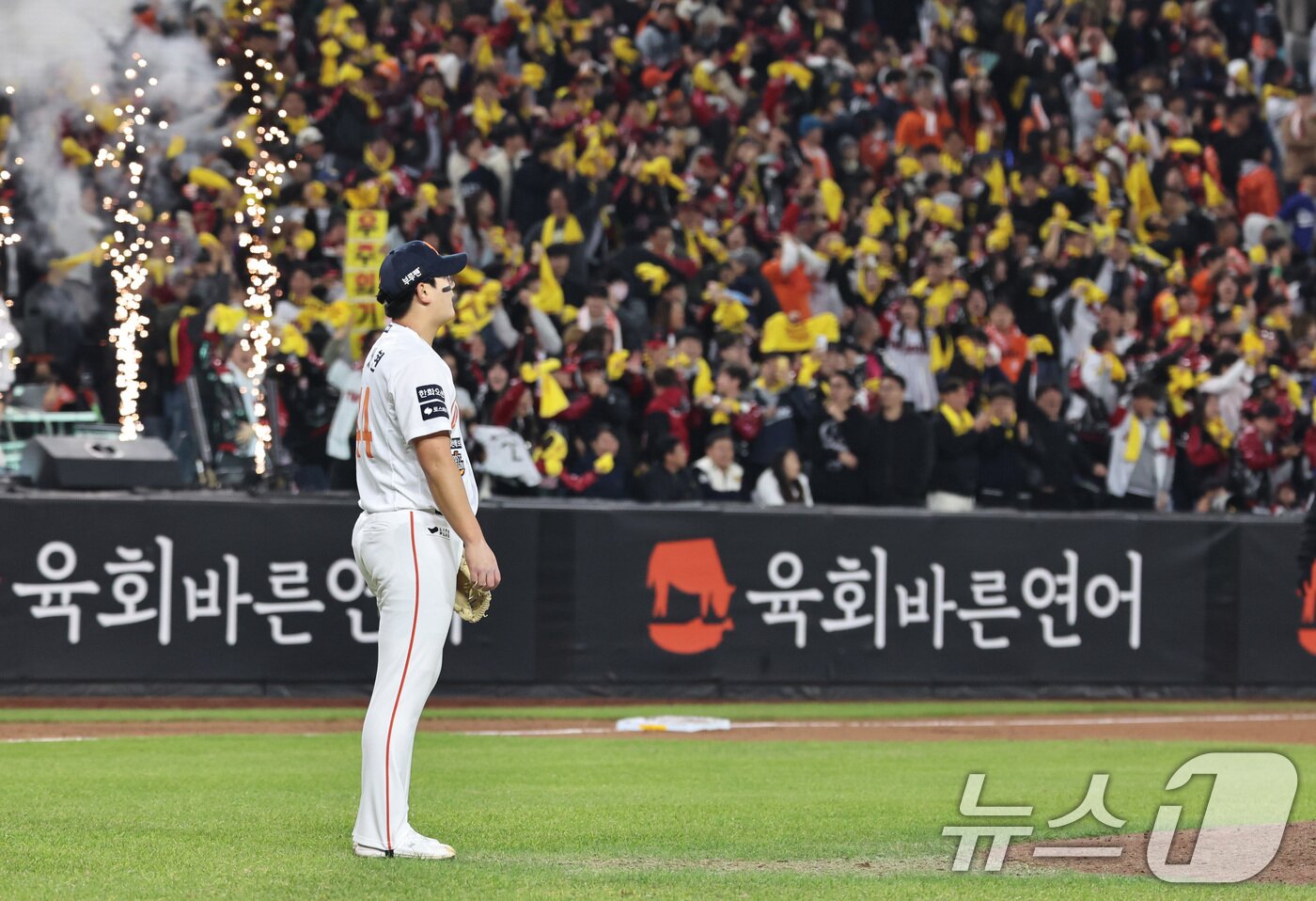 본문 이미지 - 30일 대전 한화생명볼파크에서 열린 프로야구 2025 신한 SOL뱅크 KBO 포스트시즌 한국시리즈 4차전 LG 트윈스와 한화 이글스의 경기, 9회초 무사 1루 상황에서 한화 투수 김서현이 LG 박동원에게 투런홈런을 허용한 뒤 허탈해하고 있다. 2025.10.30/뉴스1 ⓒ News1 구윤성 기자