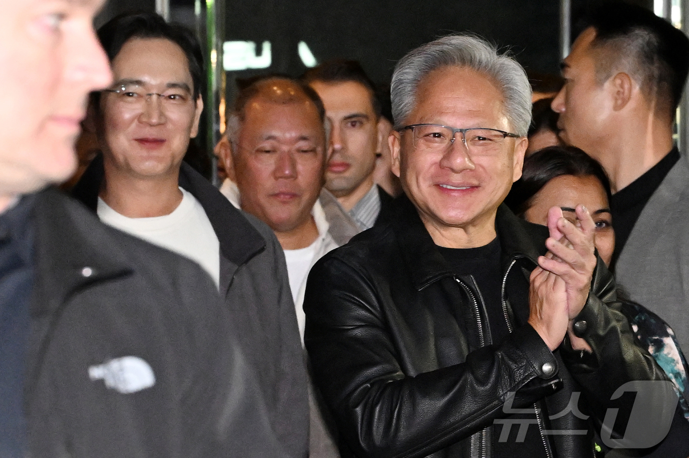 (서울=뉴스1) 김진환 기자 = 이재용 삼성전자 회장과 정의선 현대차그룹 회장, 젠슨 황 엔비디아 최고경영자가 30일 오후 서울 강남구 코엑스에서 열린 엔비디아 그래픽카드(GPU) …